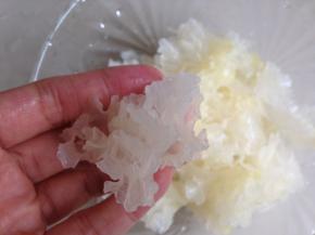 银耳去蒂，切成小块