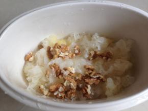 将银耳、核桃仁放进炖盅里