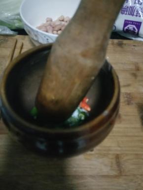 辣椒切碎后加盐捣碎