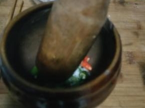 辣椒切碎后加盐捣碎