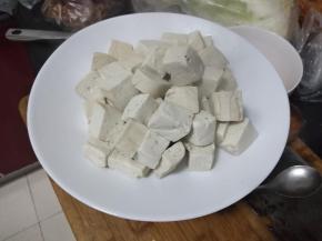 把煮沸的豆腐捞出