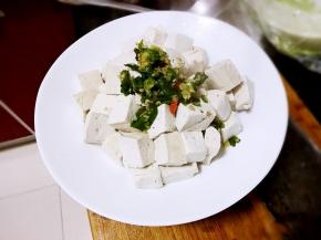 把辣椒浇在豆腐上即可