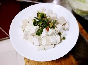 把辣椒浇在豆腐上即可