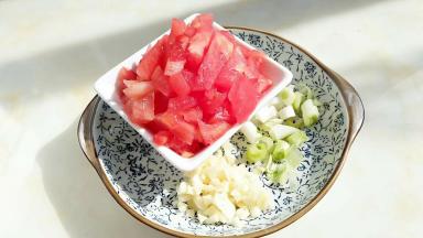 番茄酱切小丁，大蒜切末，葱切末。