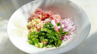 五花肉搅打成肉糜，洋葱切小丁，加入葱碎适量，姜末5克，胡椒粉0.5克，米酒，砂糖1克，蚝油半勺，盐2克，混合顺时针搅打。