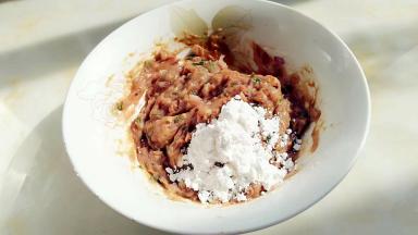 加入淀粉，搅打至非常的有弹性。