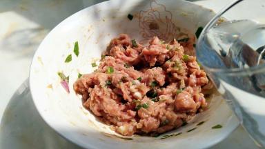 加入适量的清水，在顺时针搅打至吸收。