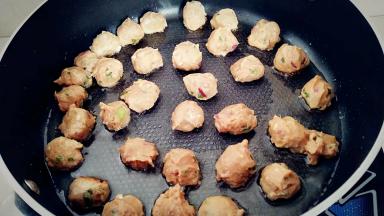 锅中刷一层橄榄油，挤入丸子小火煎，要随时翻面。