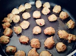 锅中刷一层橄榄油，挤入丸子小火煎，要随时翻面。