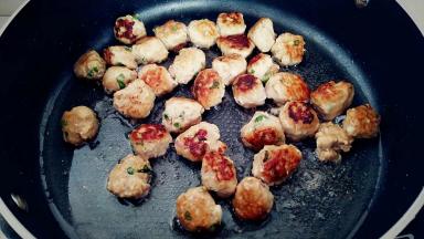 随时把煎至变色的，捡出备用，直到煎完所有的丸子，不熟透也是没事，后期还要入锅烧。