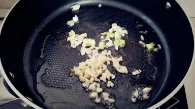 锅中重新入油，放入葱，蒜末，炝锅出味。