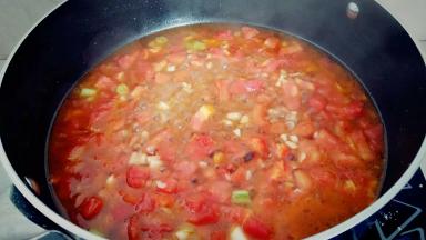 加入1碗清水，砂糖1茶匙。