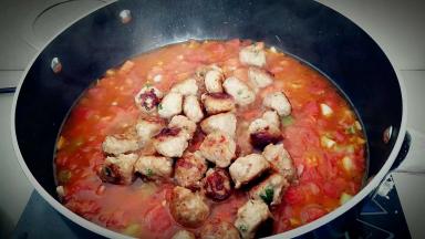 加入丸子，盖上锅盖小火闷烧5分钟。