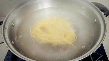 另外起锅，烧热水，放入意大利面，盐2克煮透，煮至白心阶段就可以捞出。