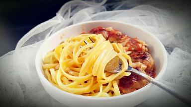 意面和肉丸一起盛入盘中即可。