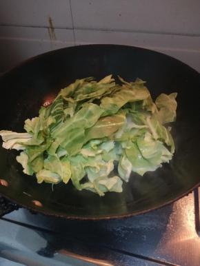 放入卷心菜翻炒