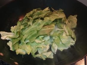放入卷心菜翻炒