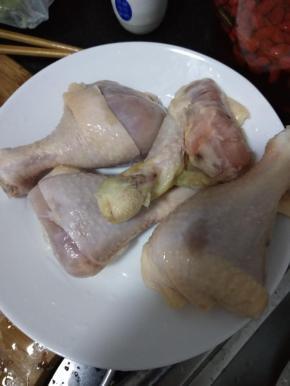鸡腿先用开水烫一下