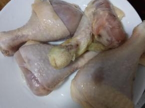 鸡腿先用开水烫一下