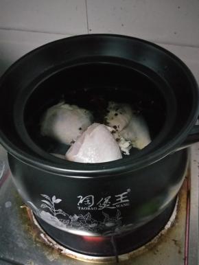 鸡腿连同作料一起放入砂锅加入足量的水和适量的盐加盖开煮