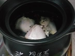 鸡腿连同作料一起放入砂锅加入足量的水和适量的盐加盖开煮