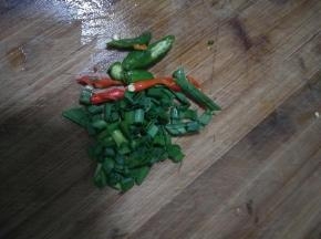 蒜苗辣椒都切成碎
