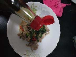 放入鸡肉里加入生抽香醋