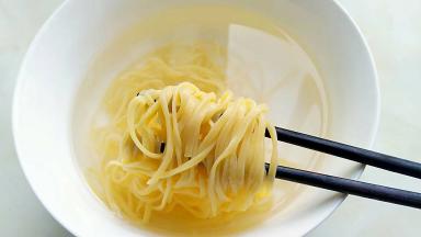 把意面捞出过一下温开水，冲一下粘液，在控水。