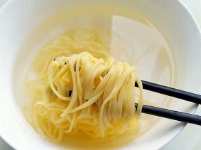 把意面捞出过一下温开水，冲一下粘液，在控水。