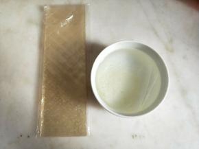 吉利丁提前用冷水泡软。