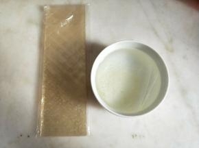 吉利丁提前用冷水泡软。