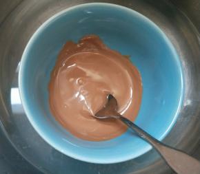 巧克力块隔热水加热至融化。