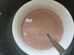 继续隔热水加入牛奶和泡软的吉利丁片搅拌均匀。