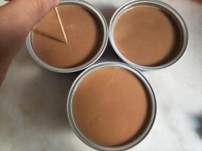 用牙签戳破表面的小气泡，放入冰箱冷藏4个小时以上。