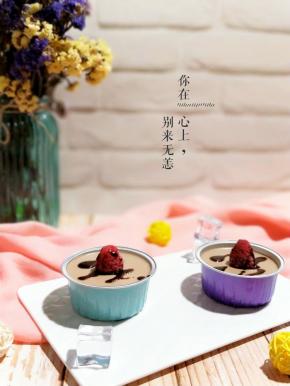 树莓点缀，淋上巧克力酱。