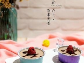 树莓点缀，淋上巧克力酱。