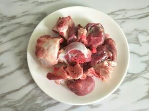 筒骨叫卖肉的帮忙剁块