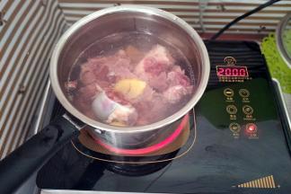 筒骨清洗干净冷水入锅，加几片姜片去腥，水开后捞出冲洗干净浮沫