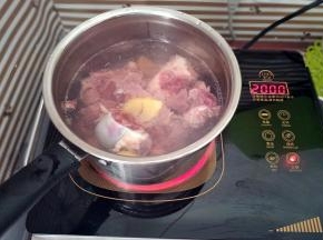 筒骨清洗干净冷水入锅，加几片姜片去腥，水开后捞出冲洗干净浮沫