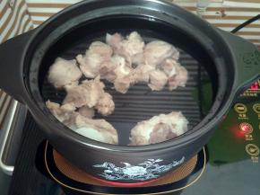 焯过水的筒骨放入砂锅，加入适量水大火烧开，水开后转中火炖1-2个小时