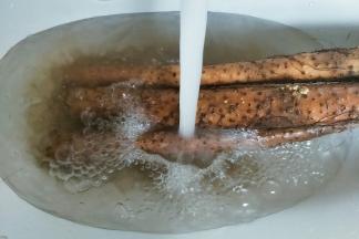 山药用水冲洗掉表面泥土再削皮