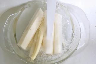 削皮好的山药用水多冲洗几遍粘液