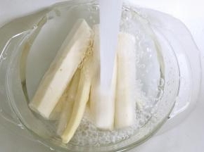削皮好的山药用水多冲洗几遍粘液