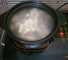 筒骨汤里加入山药继续煲