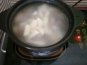 筒骨汤里加入山药继续煲