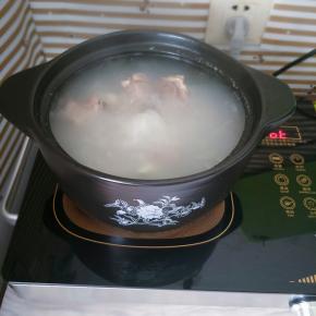 山药熟烂的时候，加入适量盐、少许味精调味