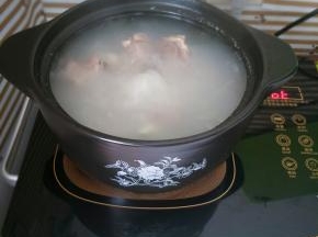 山药熟烂的时候，加入适量盐、少许味精调味