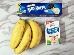 准备好材料，香蕉选择熟透一些的比较甜，牛奶也可以换成酸奶