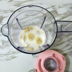 切好的香蕉放入搅拌杯，倒入牛奶