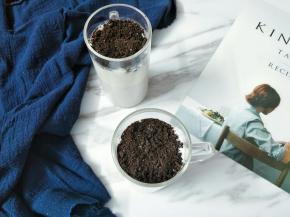 杯子里舀上奥利奥碎即可